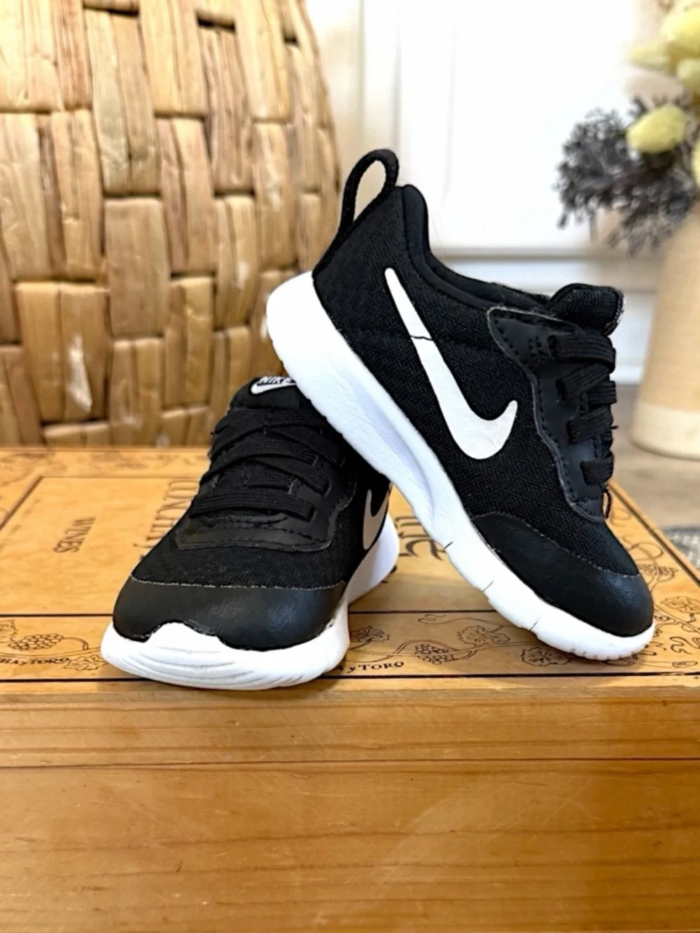 Nike Tanjun EasyOn toddler sneakers Size 6C in black and white